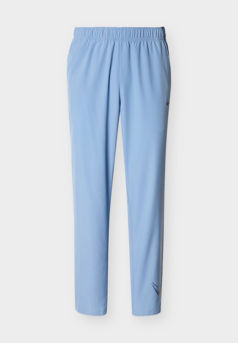 Hellblaue Sporthose mit elastischem Bund und kleinem dunklem Logo nahe dem linken Knöchel, flach auf weißem Hintergrund dargestellt.
