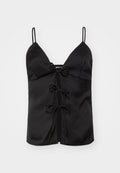 Schwarzes Satin-Camisole-Top mit dünnen Trägern, V-Ausschnitt und einer Frontknotendetail, das Schleifen und eine zentrale Öffnung aufweist. Glatte Textur.