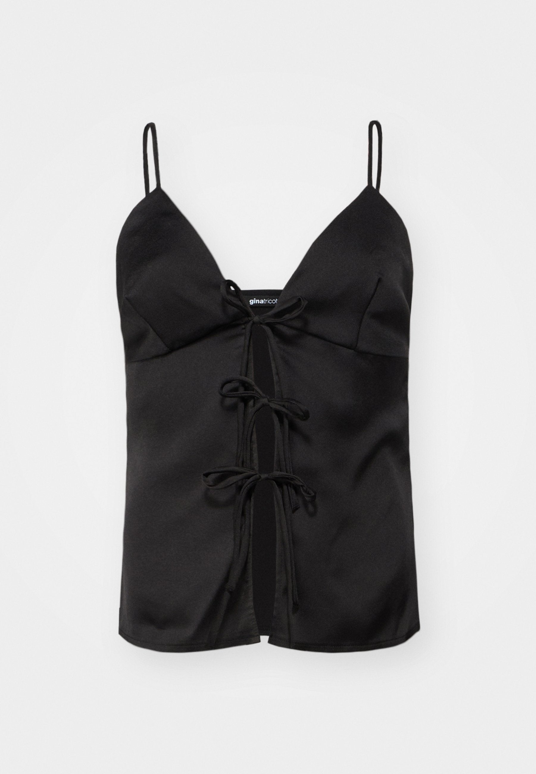 Schwarzes Satin-Camisole-Top mit dünnen Trägern, V-Ausschnitt und einer Frontknotendetail, das Schleifen und eine zentrale Öffnung aufweist. Glatte Textur.