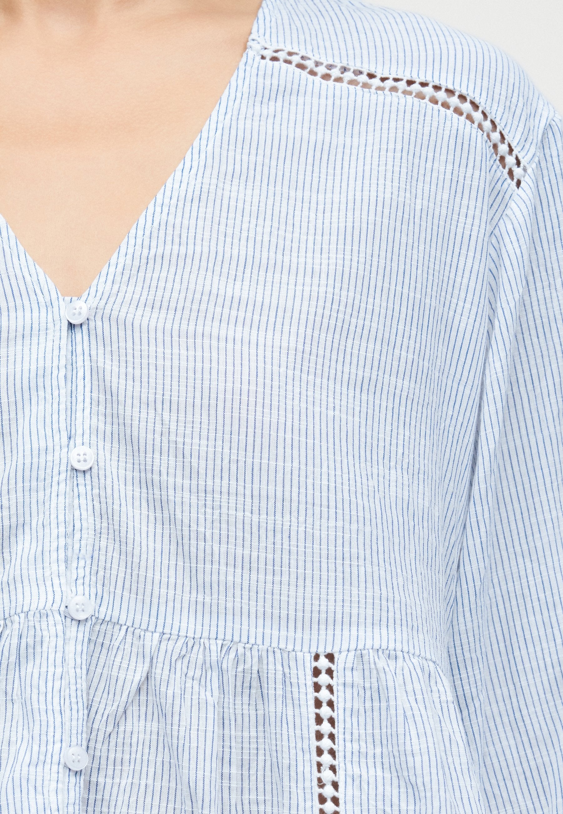 ONLY ONLNORA V NECK SHIRT