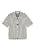 Graues Strickshirt mit kurzen Ärmeln, vertikal strukturiertem Muster, Knopfleiste vorne und Kragen. Mit dunklen Knopfakzenten versehen.