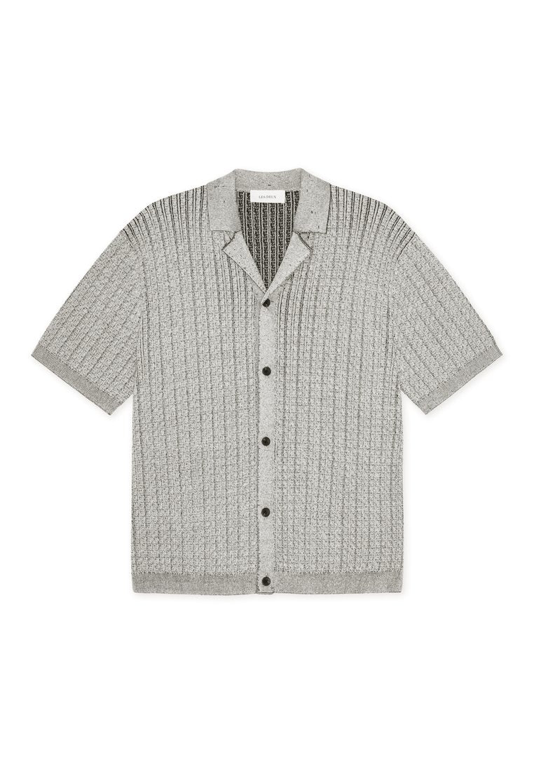 Graues Strickshirt mit kurzen Ärmeln, vertikal strukturiertem Muster, Knopfleiste vorne und Kragen. Mit dunklen Knopfakzenten versehen.