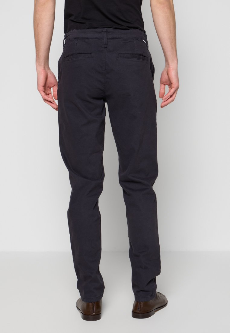 REGULAR FIT Media 3
