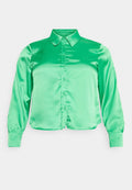 Grüne Satinbluse mit Kragen, langen Ärmeln und Knopfleiste. Besitzt eine glatte Textur und einen verkürzten Saum.