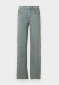Helleblaue gerade geschnittene Jeans aus Denim mit fünf Taschen, einem Knopf- und Reißverschluss und sanften Ausbleichungen im Stoff.