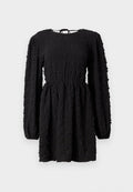 Schwarzes Kleid mit langen Ärmeln, geraffter Taillierung, strukturiertem Stoff mit Karomuster und rundem Ausschnitt. Schnürung hinten.