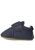 Dunkelblaue, gesteppten Babyschuhe mit einem Klettverschluss, weicher grauer Innenauskleidung und einer beigen Gummisohle für Halt und Komfort.