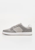 Grauer und hellgrauer Sneaker mit weißer Sohle und Schnürsenkeln, perforiertem Zehenbereich und gepolstertem Knöchelkragen.