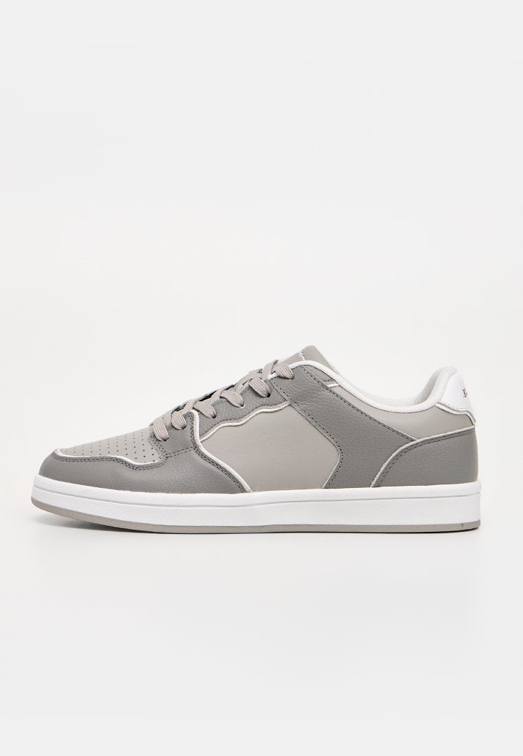 Grauer und hellgrauer Sneaker mit weißer Sohle und Schnürsenkeln, perforiertem Zehenbereich und gepolstertem Knöchelkragen.