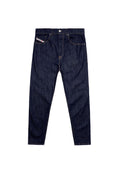 Dunkelblaue Jeans mit geradem Schnitt, mit kontrastierenden Nähten und einer Vordertasche. Das Material ist robust und dennoch angenehm weich im Griff.
