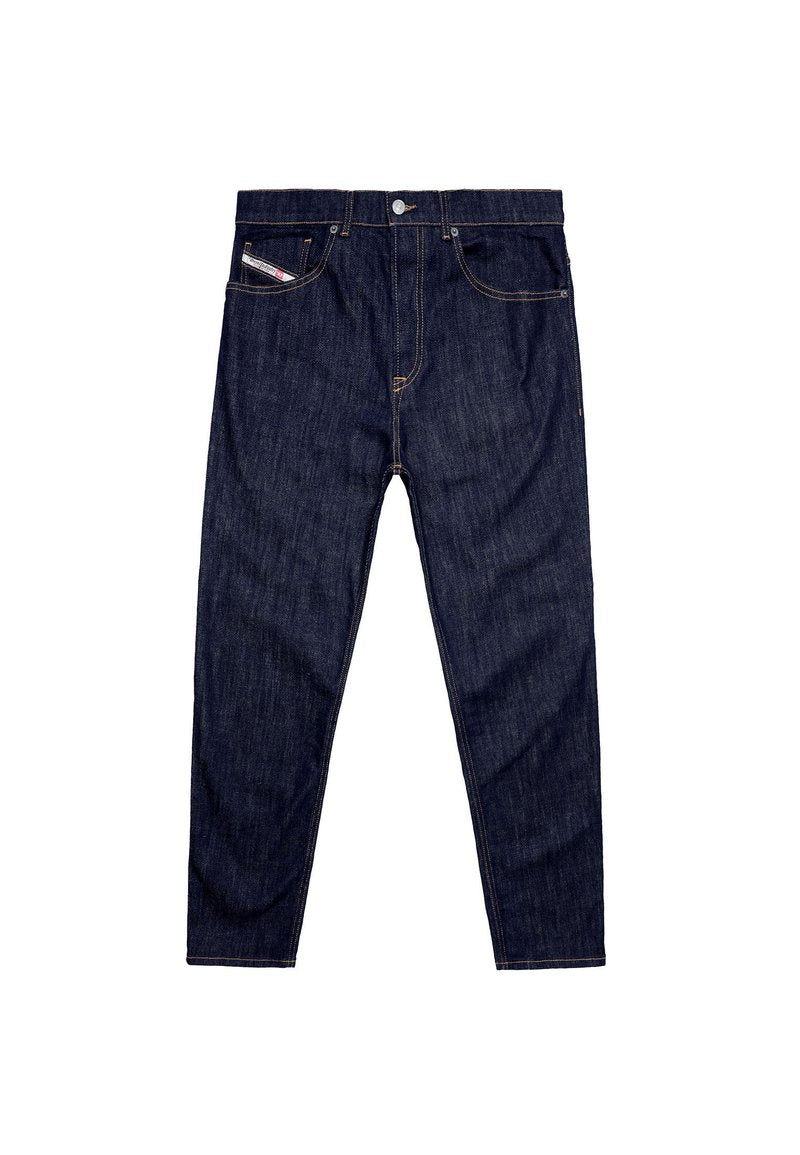 Dunkelblaue Jeans mit geradem Schnitt, mit kontrastierenden Nähten und einer Vordertasche. Das Material ist robust und dennoch angenehm weich im Griff.