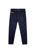 Dunkelblaue Jeans mit geradem Schnitt, mit kontrastierenden Nähten und einer Vordertasche. Das Material ist robust und dennoch angenehm weich im Griff.