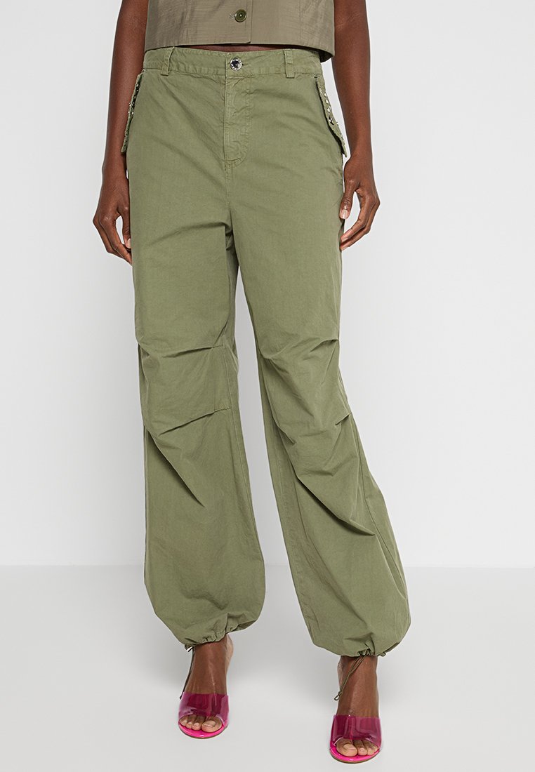 Olivgrüne Cargo-Hosen mit entspannter Passform, ausgestattet mit Seitentaschen, Kordelzug am Saum sowie einem Haken- und Knopfverschluss. Glatte Stofftextur.