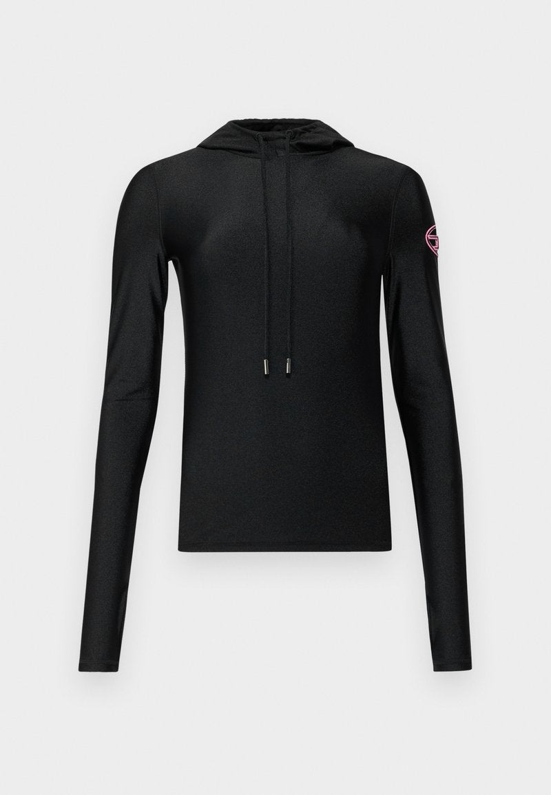 Schwarzes, langärmliges Oberteil mit Kapuze und taillierter Passform, ausgestattet mit einem vorderen Kordelzug und einem runden Logopatch in Pink am rechten Ärmel.