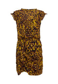 Gelbes Kleid mit Leopardenmuster, ausgestattet mit gerafftem Textur und Volantsärmeln, aus leichtem Stoff gefertigt.