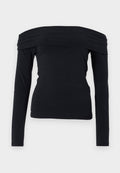 Schwarzes Off-Shoulder-Oberteil mit langen Ärmeln aus einem weichen, glatten Stoff; eng anliegende Form mit einem weiten Ausschnitt und einfachem Design.