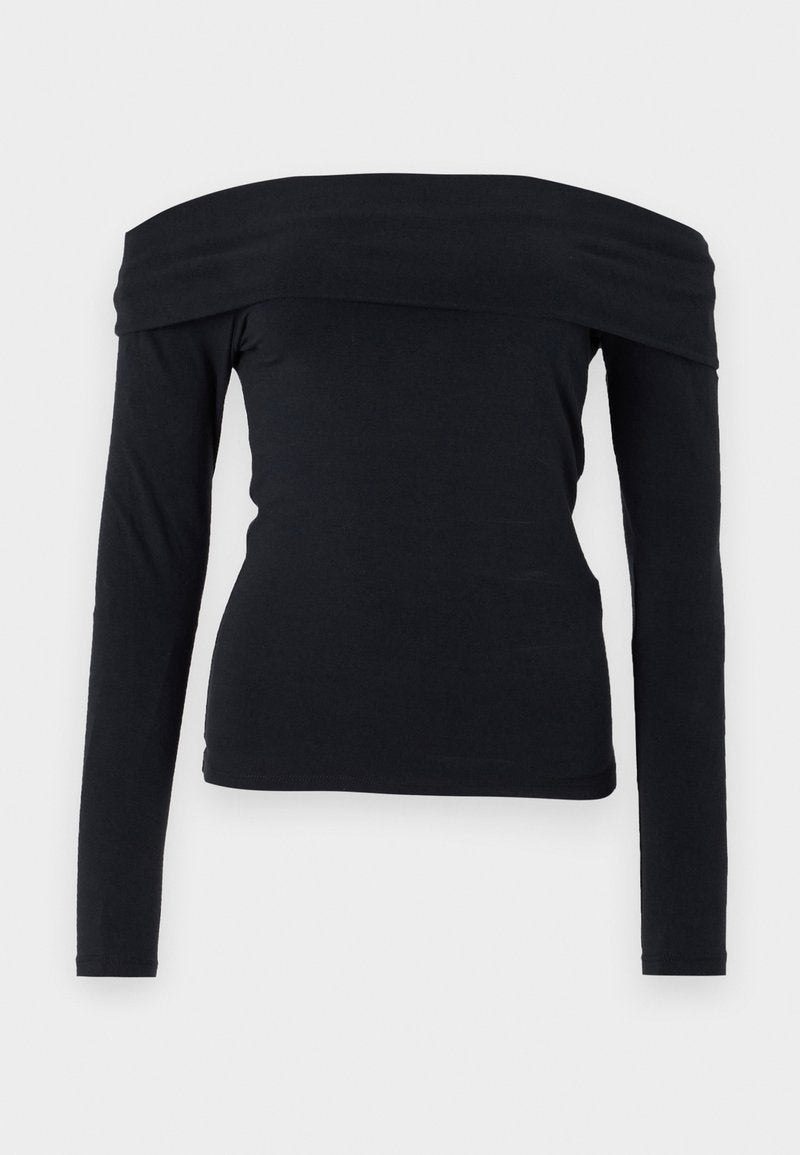 Schwarzes Off-Shoulder-Oberteil mit langen Ärmeln aus einem weichen, glatten Stoff; eng anliegende Form mit einem weiten Ausschnitt und einfachem Design.