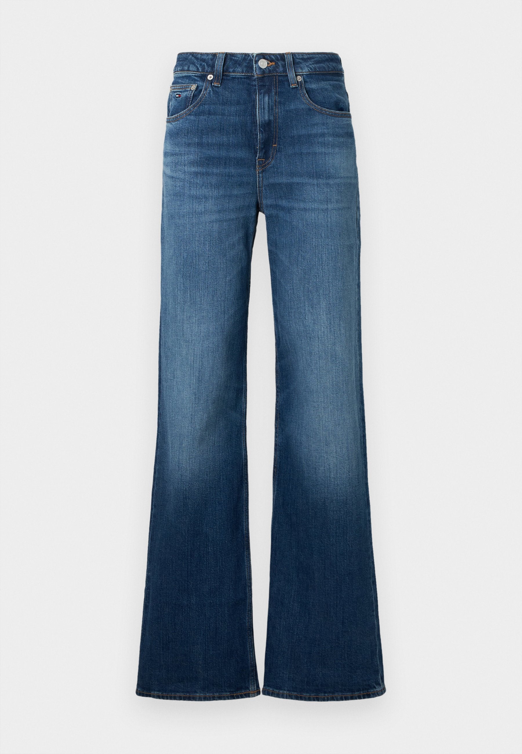Schlagjeans aus Denim in Blau mit mittelhoher Taille, fünf Taschen, kontrastierenden Nähten und leicht verwaschenem Finish.