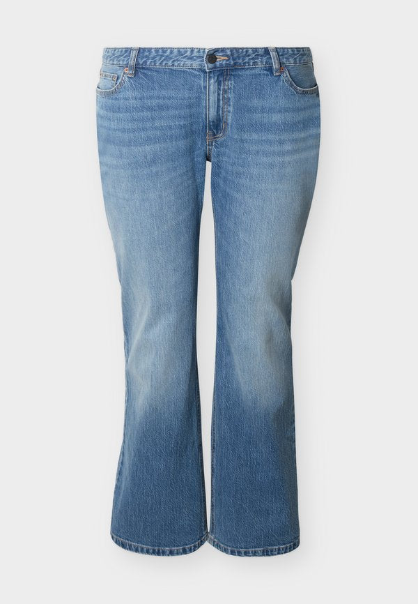 Vero Moda Curve Flared fit VMCASTRA Low rise - Flared Jeans - medium blue denim