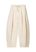 Beige weite Hosen aus einem leichten Stoff, mit vorderen Falten, einem Kordelzugbund und einer glatten, strukturierten Oberfläche.