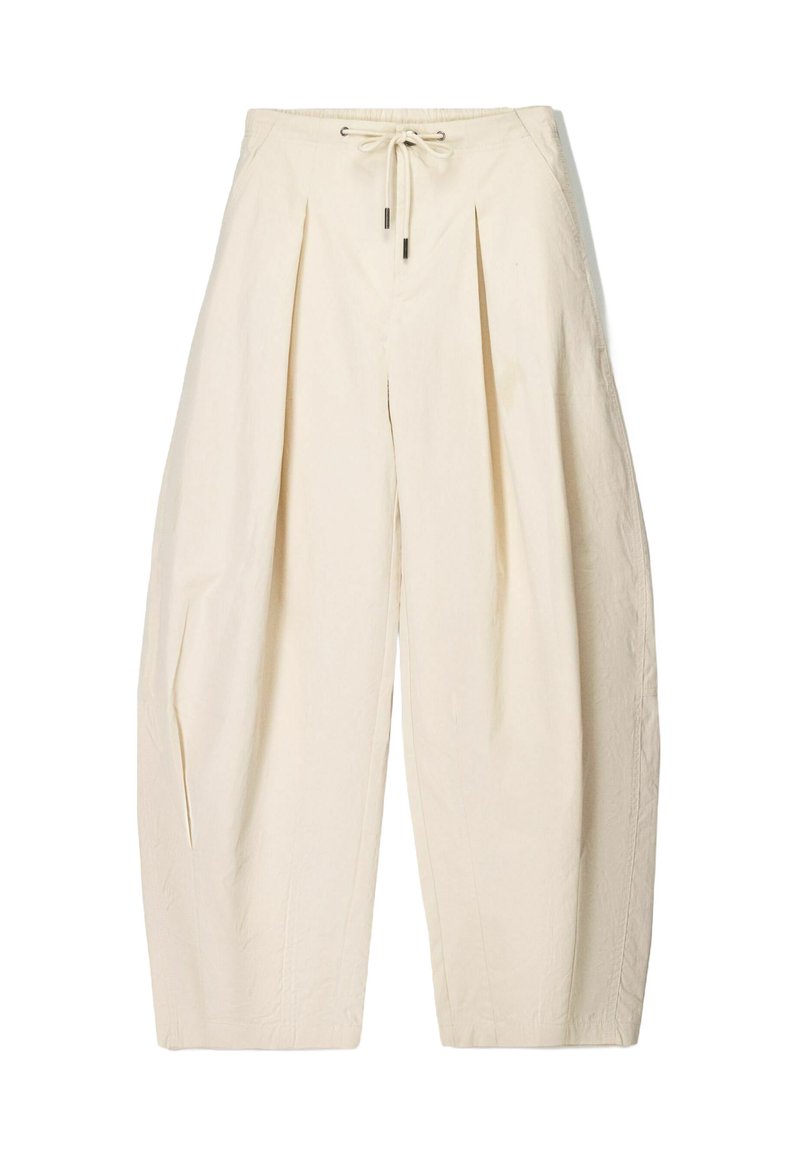 Beige weite Hosen aus einem leichten Stoff, mit vorderen Falten, einem Kordelzugbund und einer glatten, strukturierten Oberfläche.