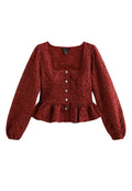 Rote strukturierte Bluse mit langen Puffärmeln, quadratischem Ausschnitt, fünf Knopfverschluss und Peplum-Saum. Das Material hat ein zerknittertes Muster.