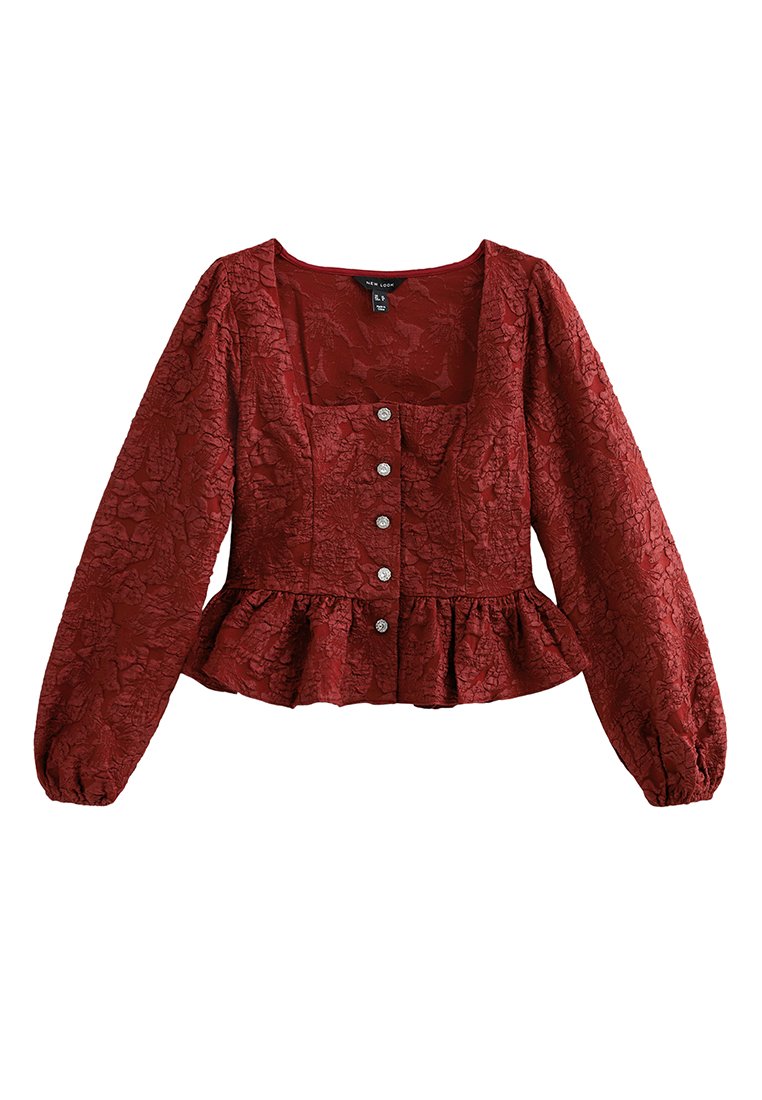 Rote strukturierte Bluse mit langen Puffärmeln, quadratischem Ausschnitt, fünf Knopfverschluss und Peplum-Saum. Das Material hat ein zerknittertes Muster.