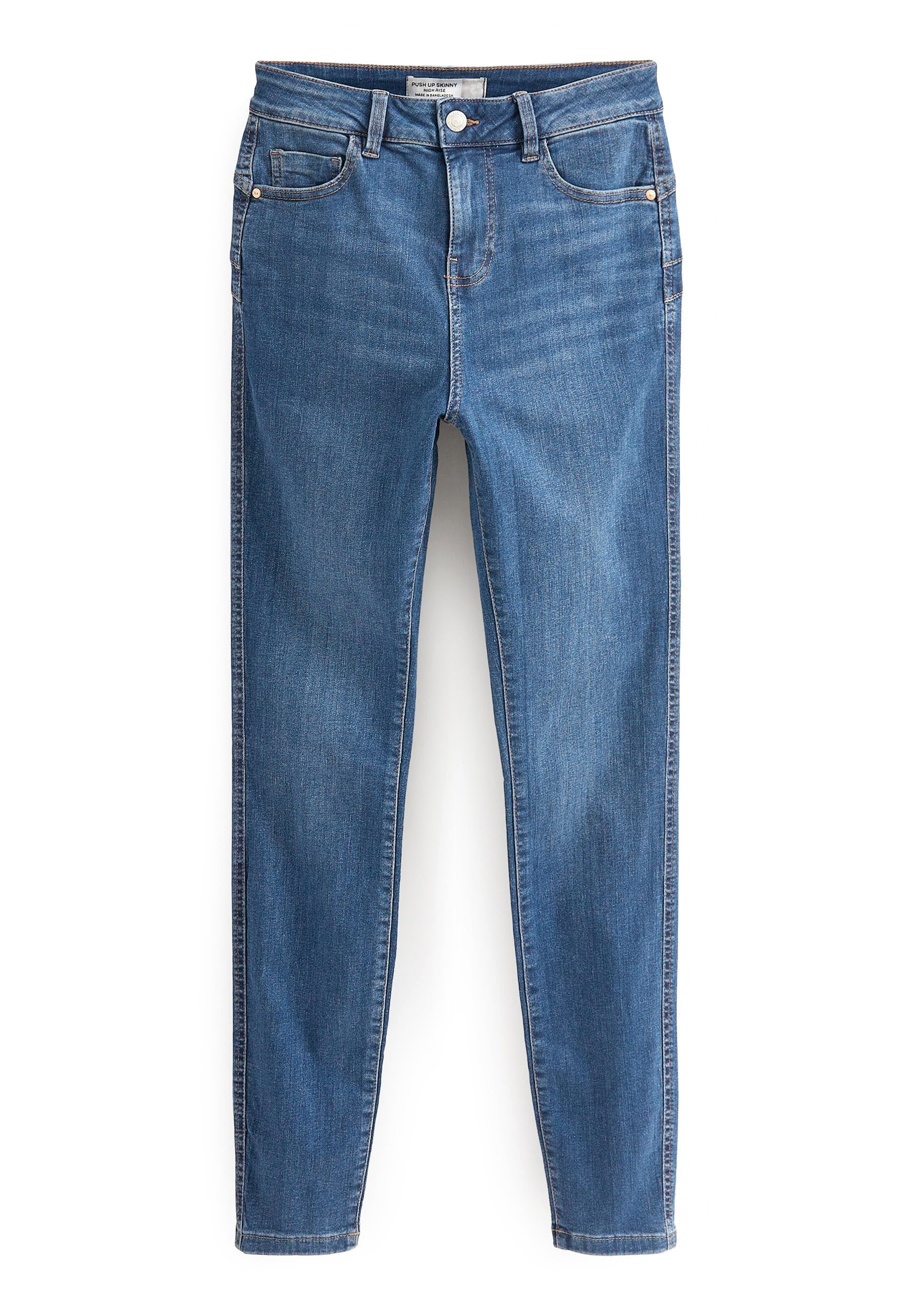 Blaue Denim-Skinny-Jeans mit klassischem Fünf-Taschen-Design, Metallknopfverschluss und subtilen Stickdetails entlang der Nähte.