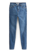 Blaue Denim-Skinny-Jeans mit klassischem Fünf-Taschen-Design, Metallknopfverschluss und subtilen Stickdetails entlang der Nähte.