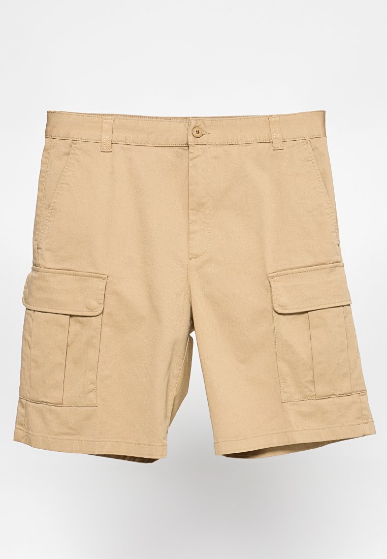 Beige Cargo-Shorts mit vorderem Knopf, Gürtelschlaufen, Seitentaschen und großen Klapptaschen an jedem Bein.