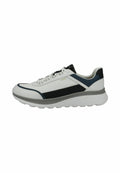 Weißer und schwarzer Sportschuh mit grauer Sohle, Schnürverschluss und dunkelblauen Akzenten, Seitenansicht vor weißem Hintergrund.