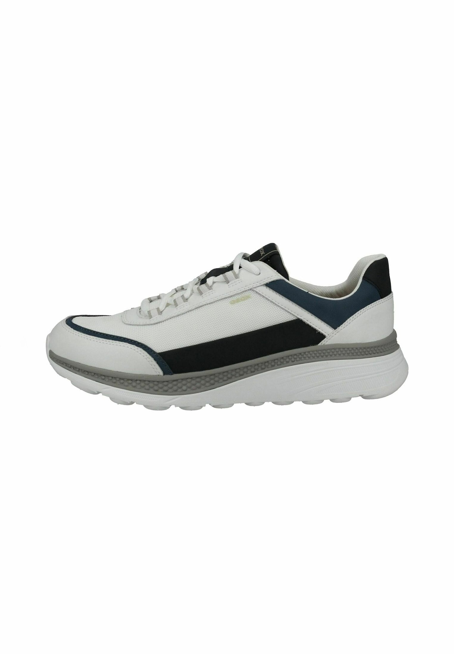 Weißer und schwarzer Sportschuh mit grauer Sohle, Schnürverschluss und dunkelblauen Akzenten, Seitenansicht vor weißem Hintergrund.