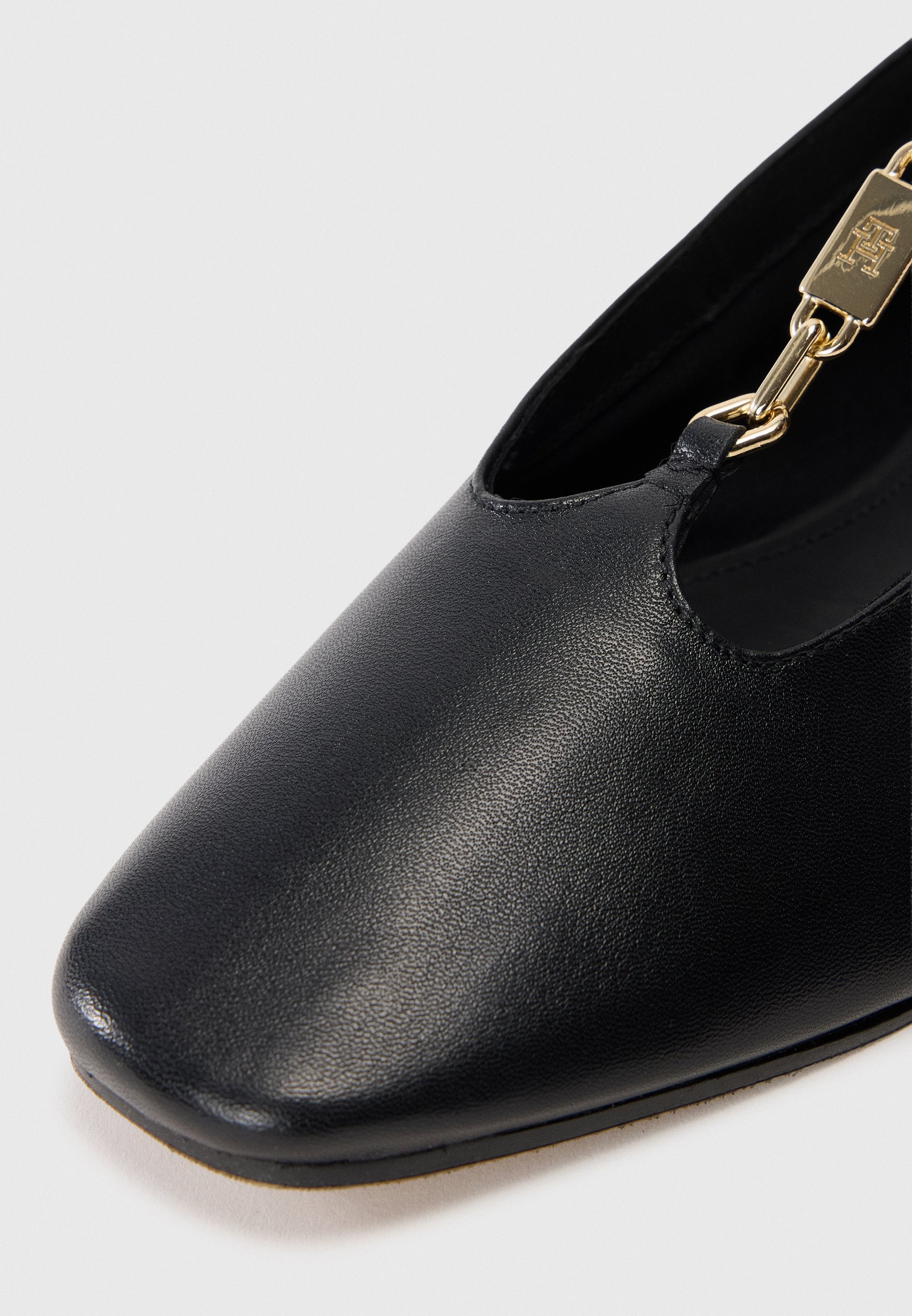 LEATHER T-BAR CHAIN BALLERINAS Media 5