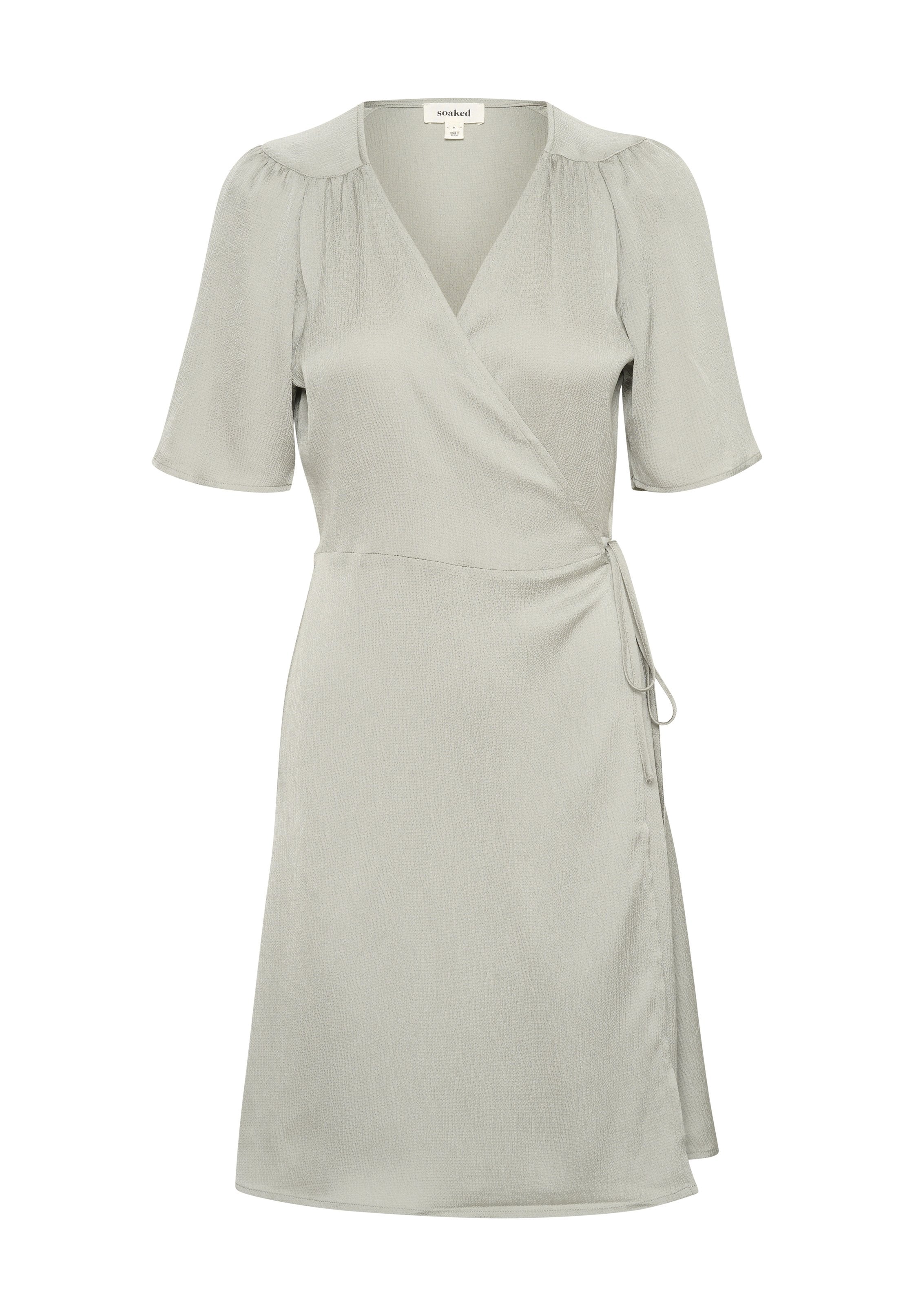 Hellgraues Wickelkleid mit V-Ausschnitt, kurzen Puffärmeln und einem Bindegürtel in der Taille. Glatter Stoff mit einer dezenten Textur.