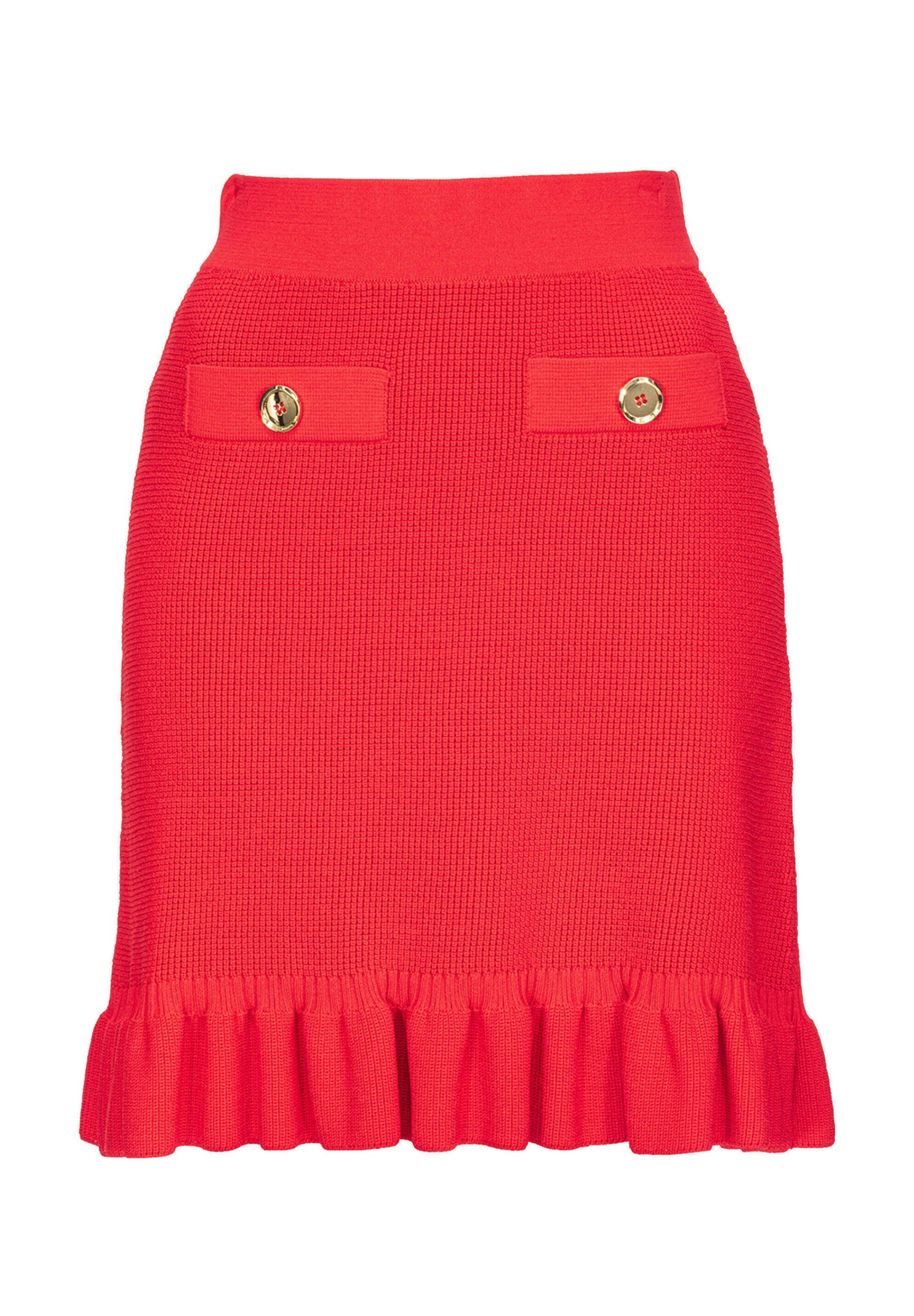 Roter gerippter Strickrock mit enger Taille, zwei Akzenttaschen mit goldenen Knöpfen und einem rüschierten Saum am unteren Ende.