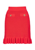Roter gerippter Strickrock mit enger Taille, zwei Akzenttaschen mit goldenen Knöpfen und einem rüschierten Saum am unteren Ende.