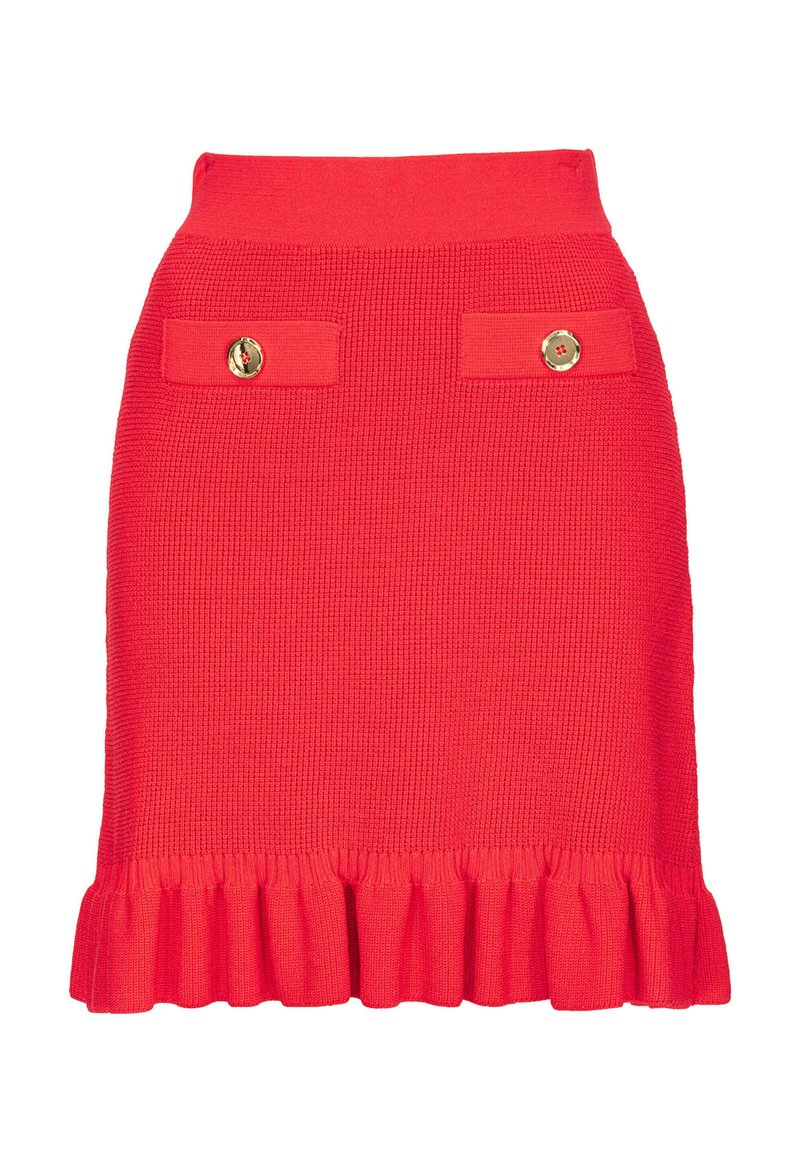 Roter gerippter Strickrock mit enger Taille, zwei Akzenttaschen mit goldenen Knöpfen und einem rüschierten Saum am unteren Ende.