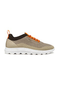 Beige Netzsport-Schuh mit braunem Strickkragen, orangefarbenen Schnürsenkeln und weißer Gummisohle mit Wellenmuster. Leicht und atmungsaktiv.