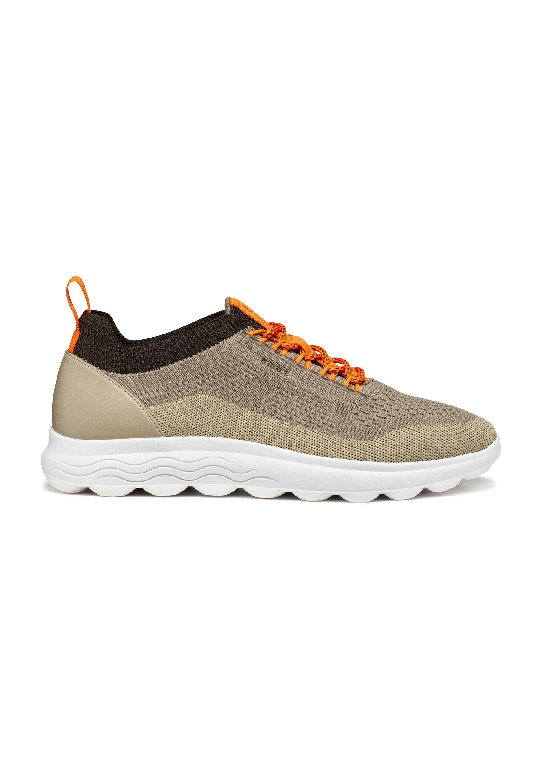 Beige Netzsport-Schuh mit braunem Strickkragen, orangefarbenen Schnürsenkeln und weißer Gummisohle mit Wellenmuster. Leicht und atmungsaktiv.