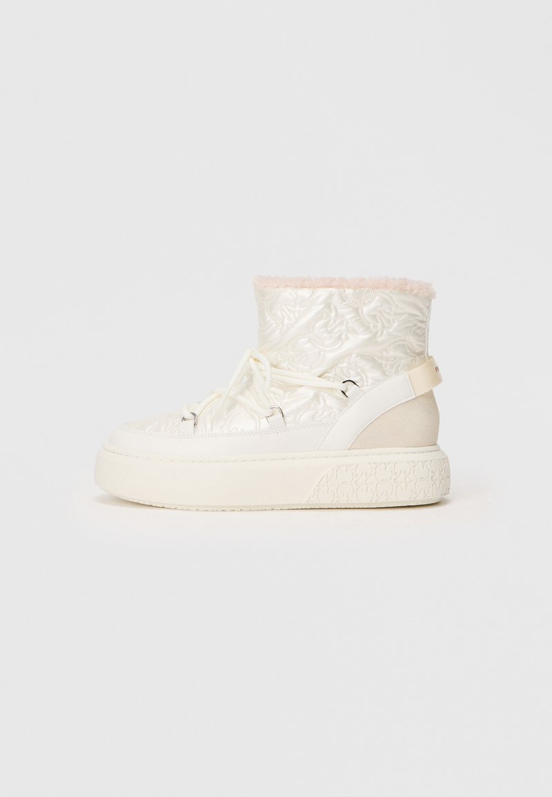 Weiße gesteppte Knöchelstiefel mit einem rosa Kunstfellkragen, Schnürvorderseite und einer groben, strukturierten Sohle. Auf der Seite befindet sich ein beige Farbakzent.