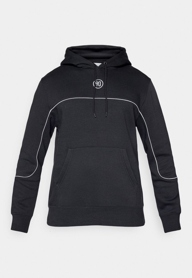 Schwarzer Kapuzenpullover mit einer Fronttasche, weißen Paspeln entlang der Brust, verstellbarem Zugband an der Kapuze und einem kreisförmigen Logo im oberen linken Bereich.