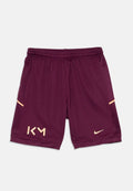 Burgunderfarbene Sportshorts mit einem Netzstruktur, ausgestattet mit einem goldenen Nike-Logo und hellorangefarbenen Akzenten. Mit elastischem Bund und seitlichen Taschen.