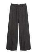 Weite Hose aus dunkelgrauem Stoff. Verfügt über einen maßgeschneiderten Bund mit Gürtelschlaufen, glatter Textur und minimalen Nähakzenten.