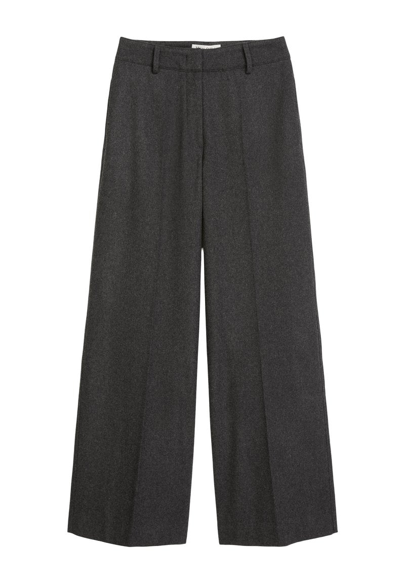 Weite Hose aus dunkelgrauem Stoff. Verfügt über einen maßgeschneiderten Bund mit Gürtelschlaufen, glatter Textur und minimalen Nähakzenten.