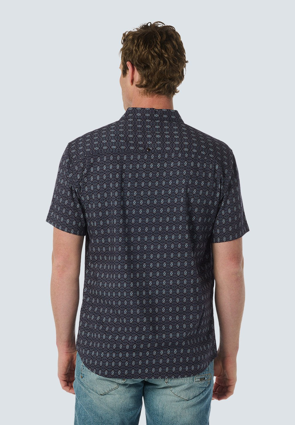 SHORT-SLEEVE WITH RESORT COLLAR AND GRAPHIC PATTERN Media 4