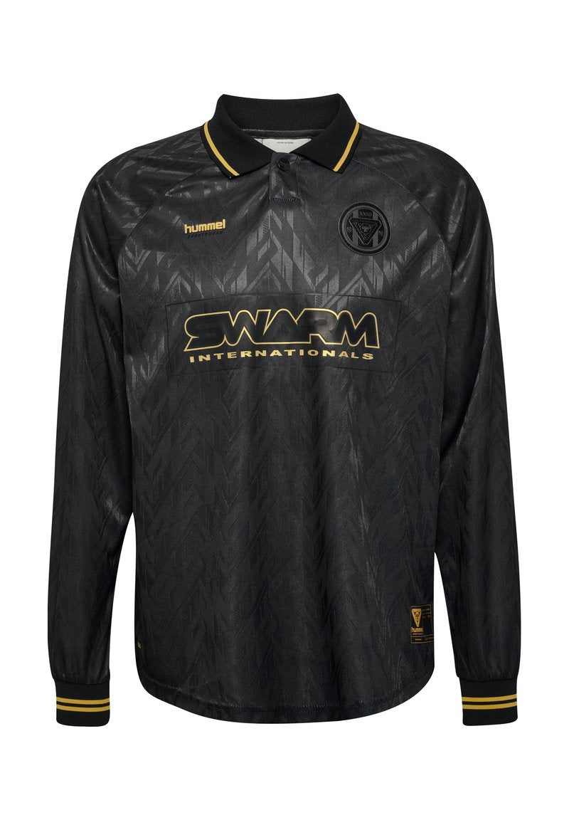 Schwarzes langärmliges Sporttrikot mit subtilen geometrischen Mustern, schwarzer Kragen mit gelben Streifen, Sponsor-Logo "SWARM INTERNATIONALS" in Gold.