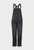 Schwarze Jeans-Latzhose mit verstellbaren Schulterriemen, Vordertasche und seitlicher Cargotasche. Gerader Beinabschluss mit strukturierter Oberfläche.