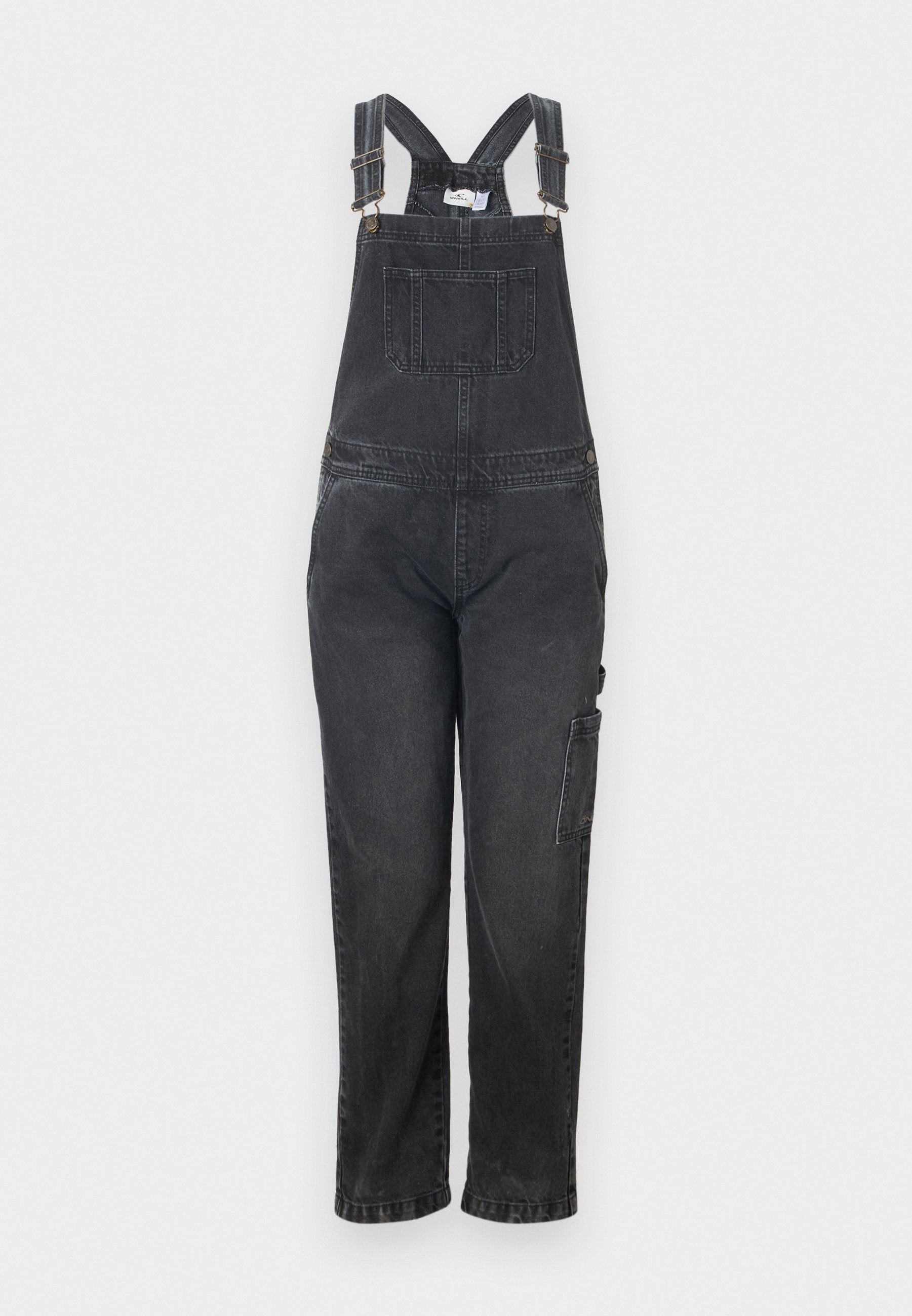 Schwarze Jeans-Latzhose mit verstellbaren Schulterriemen, Vordertasche und seitlicher Cargotasche. Gerader Beinabschluss mit strukturierter Oberfläche.