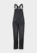 Schwarze Jeans-Latzhose mit verstellbaren Schulterriemen, Vordertasche und seitlicher Cargotasche. Gerader Beinabschluss mit strukturierter Oberfläche.