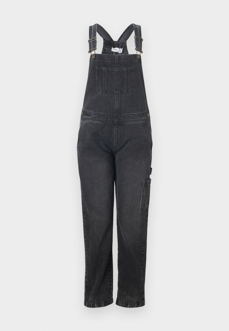 Schwarze Jeans-Latzhose mit verstellbaren Schulterriemen, Vordertasche und seitlicher Cargotasche. Gerader Beinabschluss mit strukturierter Oberfläche.